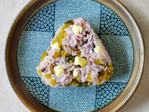 雑穀ご飯と刻み高菜とプロセスチーズdeおにぎり